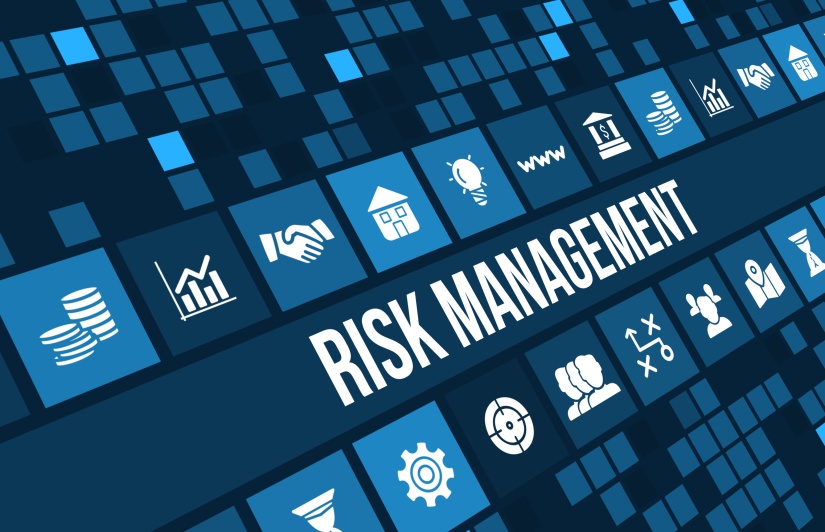 Imagen de concepto de gestión de riesgos con iconos de negocios y copyspace.